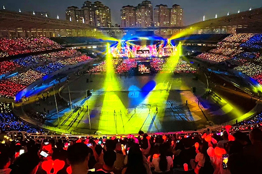悟空体育300㎡透明屏和190000根荧光棒“点燃”周杰伦呼和浩特演唱会！