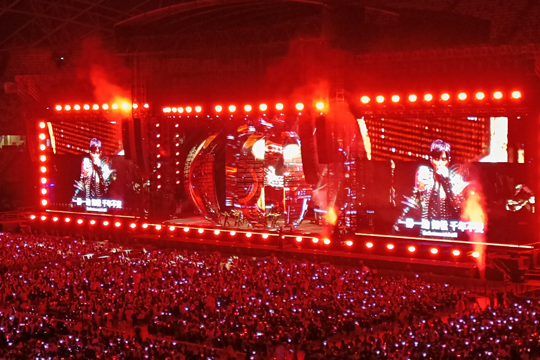 璀璨星光耀狮城！悟空体育LED屏、荧光棒点燃周杰伦新加坡演唱会！